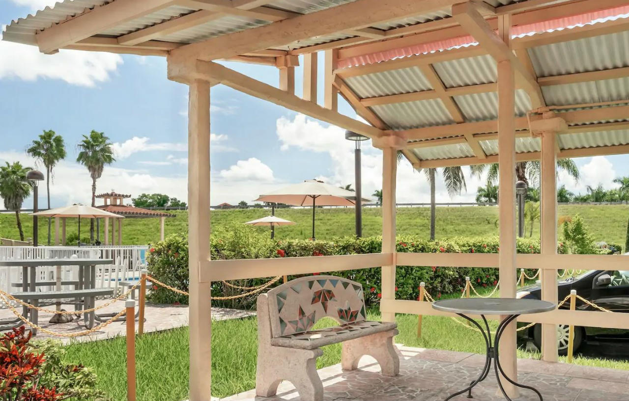 Belmont Inn & Suites Florida City Eksteriør bilde